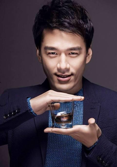 圈内爆料王耀庆抽雪茄,揭秘明星圈内的奢华生活  第2张